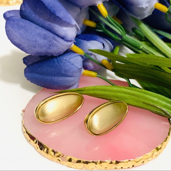 🌹Vintage Monet gold oval shape clip on earring - Picture 7 of 15